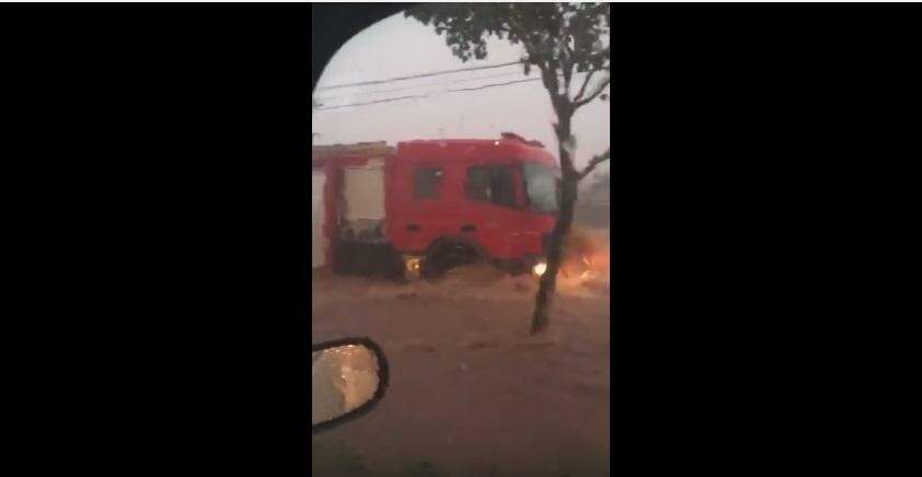 VÍDEO: caminhão dos Bombeiros chegou a ser levado por enxurrada na Capital