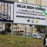 Outdoor ironiza Lula: ‘Curitiba te espera de grades abertas’