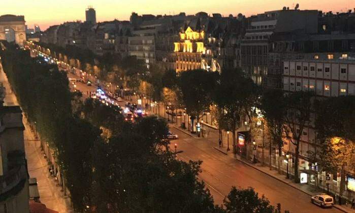 Tiros são disparados na Champs-Élysées em Paris e um policial morre