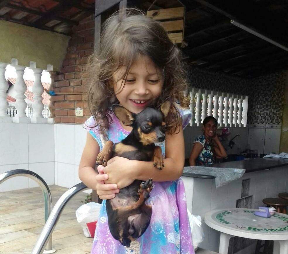 Mulher devolve cadela que furtou de família após vídeo viralizar na web: ‘Ficou com medo’