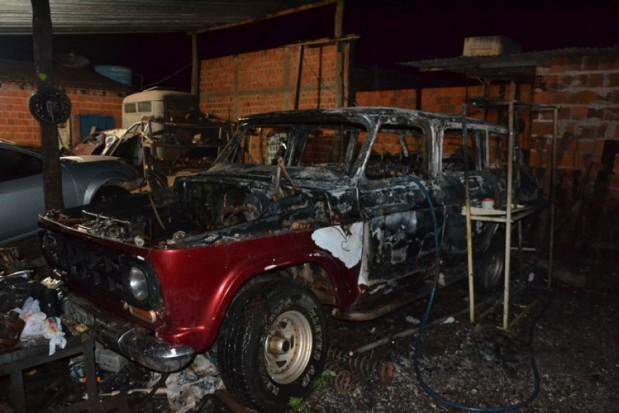 Incêndio em oficina mecânica deixa caminhonete destruída