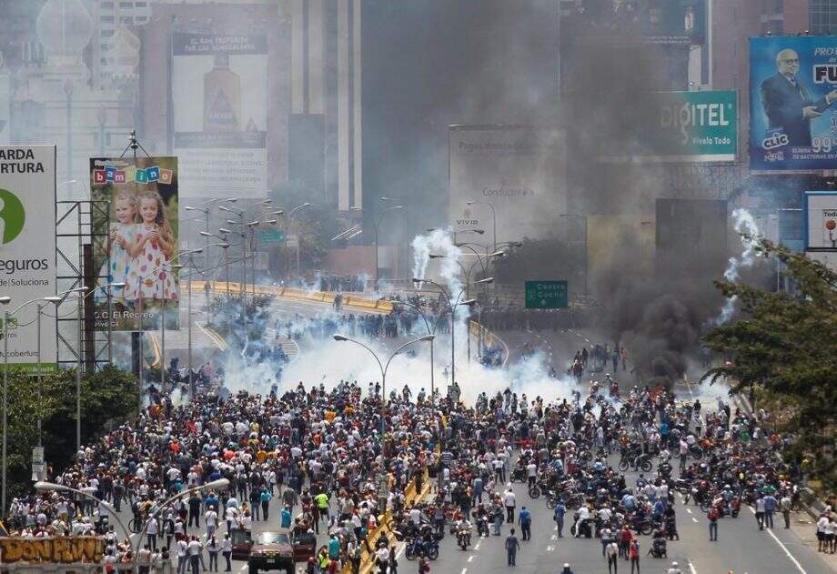 Polícia e manifestantes voltam a se enfrentar em protesto no centro de Caracas