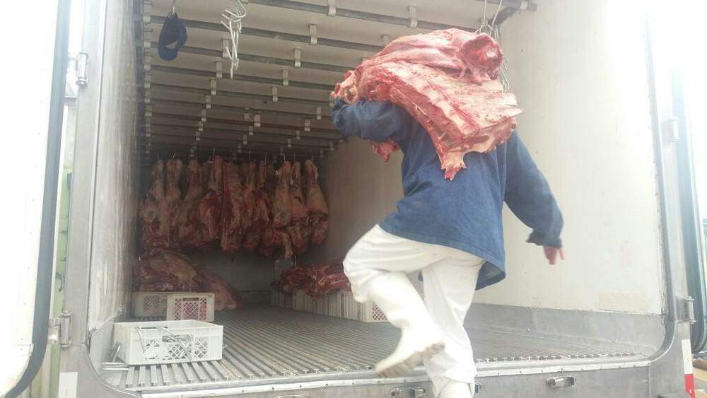 Cinco toneladas de carne que saíram de Campo Grande são roubadas no Paraná