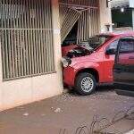 Bandidos destroem muro de loja com carro que roubaram em autoposto