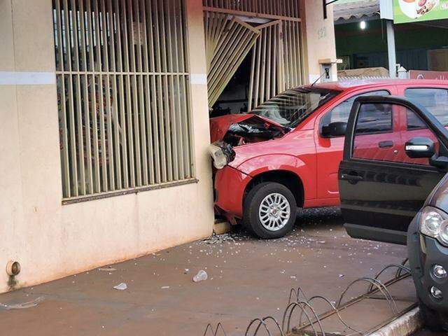 Bandidos destroem muro de loja com carro que roubaram em autoposto