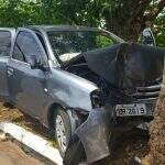 Condutor ‘apaga’, perde controle de direção e veículo bate em árvore