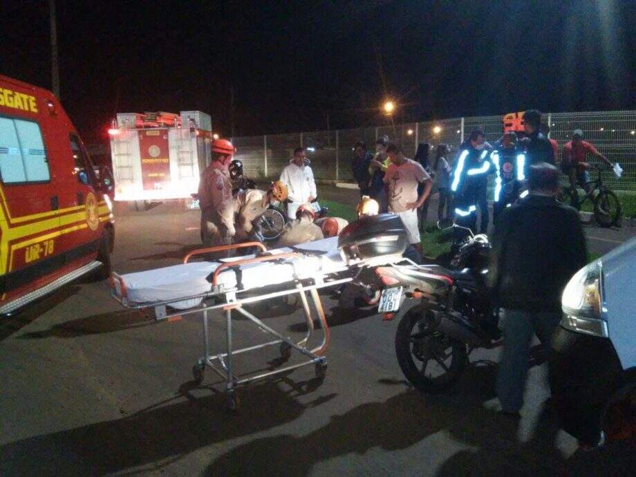 ‘Buracolândia’: motociclistas ficam feridas depois de cair em cratera na Rua da Divisão