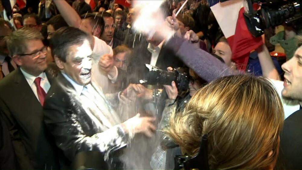 Candidato conservador Fillon é atingido por pacote de farinha na França