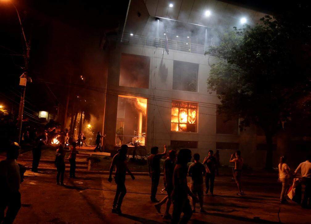 Bombeiros controlam incêndio no Congresso paraguaio após invasão