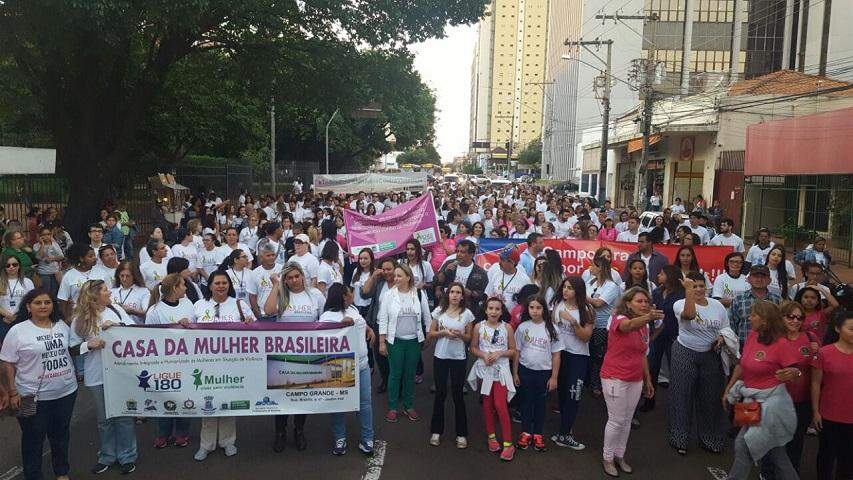 Caminhada pela Paz reúne 700 e chama atenção para a violência contra as mulheres