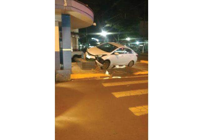 Motorista de Hyundai atinge guarita da PM após perder controle da direção