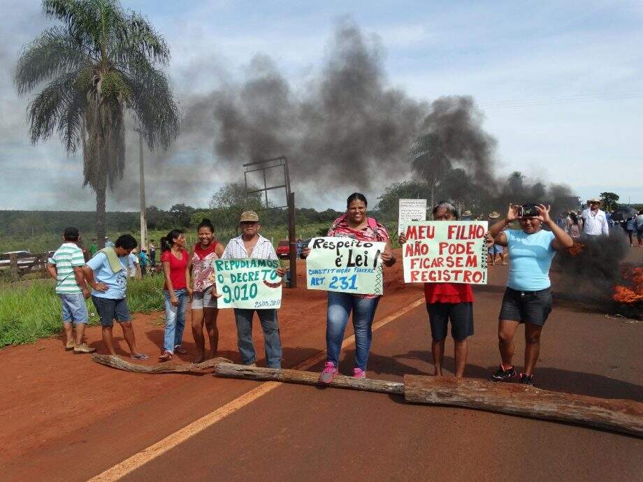 Índios continuam bloqueio em rodovia e PRF aguarda representante da Funai