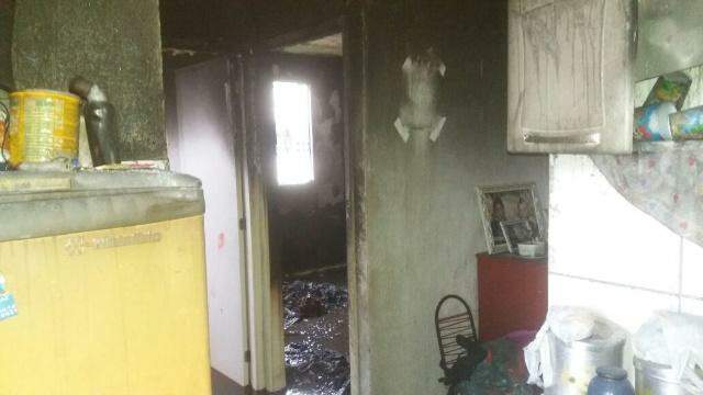 Criança coloca fogo em apartamento ao brincar com fósforo