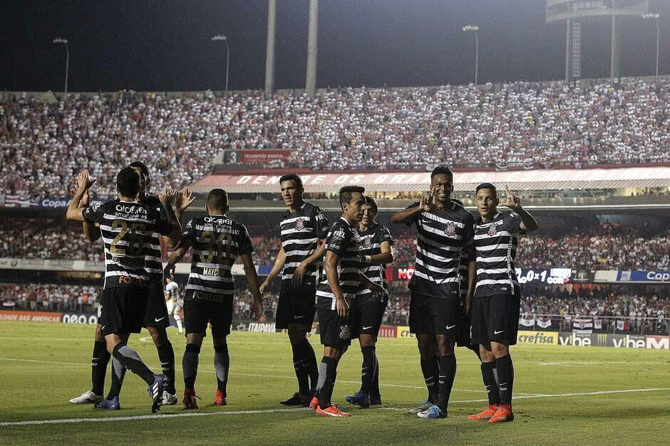 Corinthians bate São Paulo no Morumbi e abre vantagem