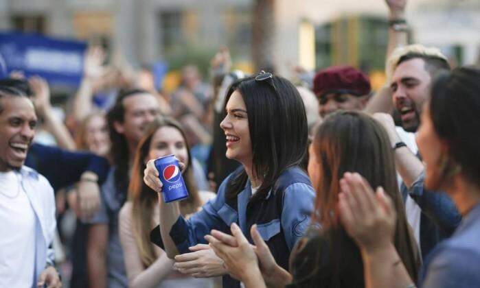 Pepsi é acusada de banalizar minorias e protestos em comercial com Kendall Jenner