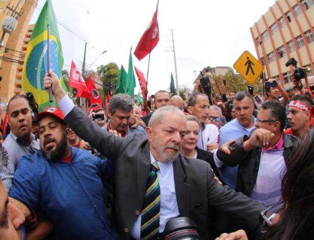 Após citar imprensa em depoimento, Lula faz discurso em Curitiba