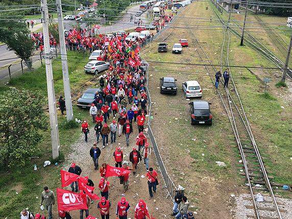 VÍDEO: Manifestantes marcham e organizam show em apoio a Lula em Curitiba