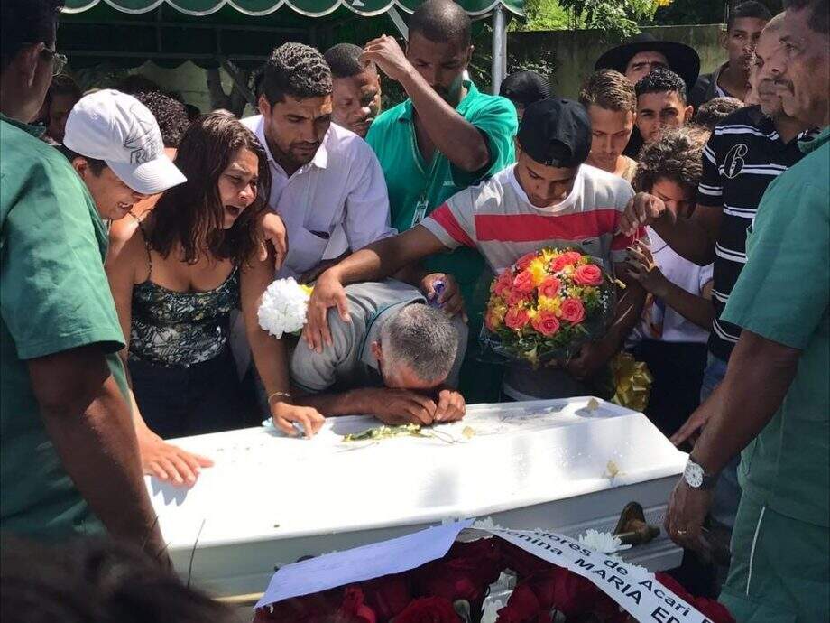 Comoção e revolta marcam sepultamento de jovem morta em escola no Rio