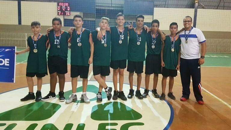 Alunos da escola Maestro Heitor Villa Lobos vencem campeonato de basquete na Capital