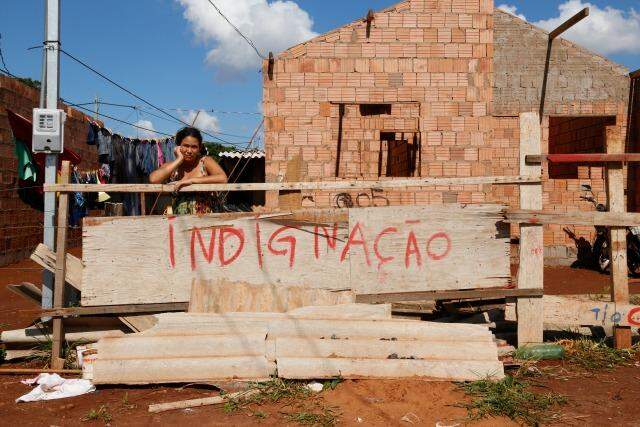 Moradora protesta por meio do cartaz o abandono na construção de moradias. (Foto: Arquivo/Midiamax).