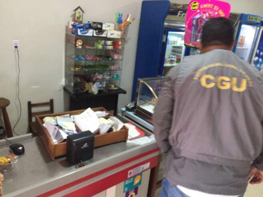 Mercados e padarias foram alvos da PF em operação contra fraude em licitações