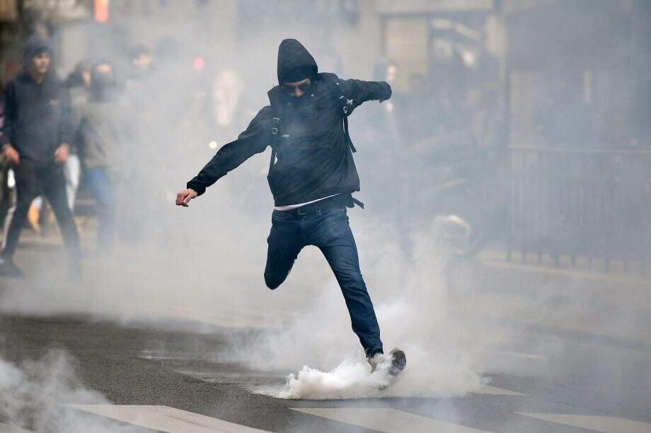 Polícia francesa entra em choque com jovens em protesto contra eleição presidencial