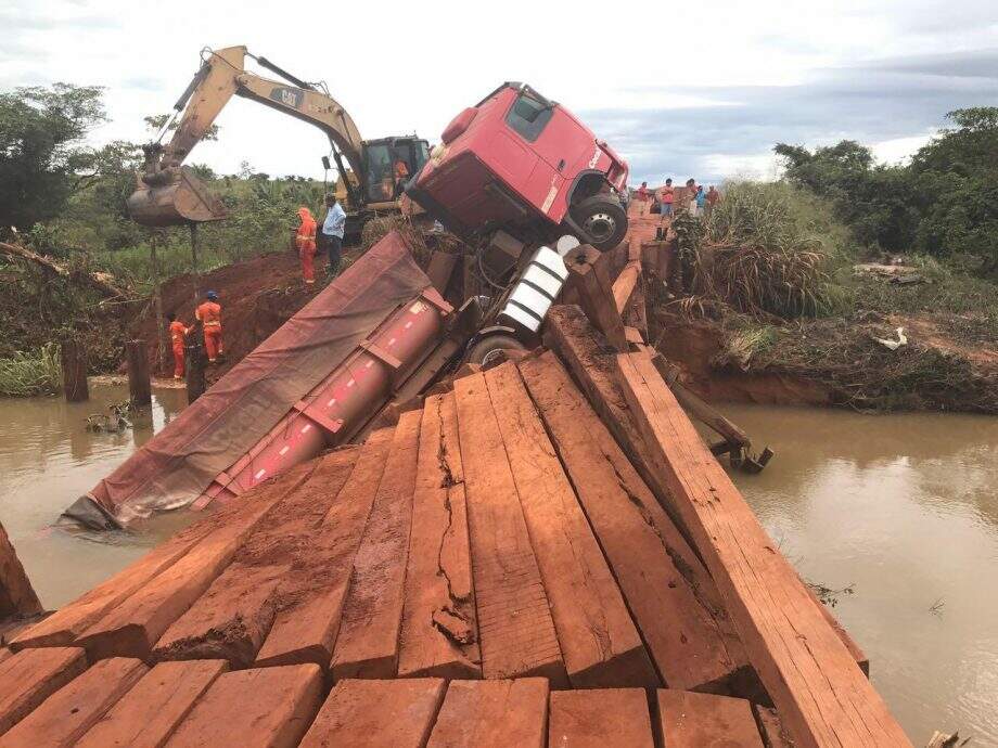 Batalhão do Exército de Aquidauana reconstrói ponte que cedeu com caminhão