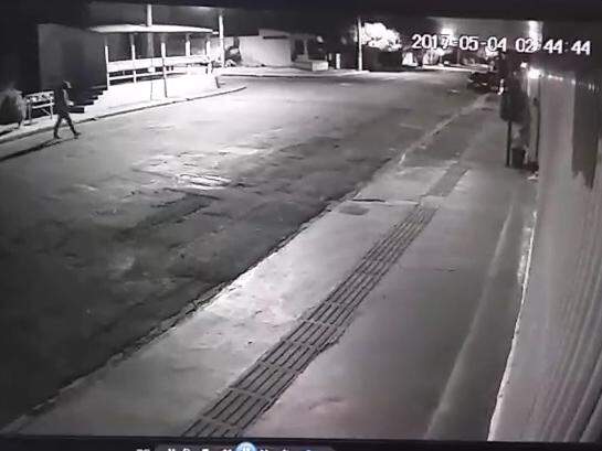 VIDEO: bandidos cobrem câmeras com panos para assaltar lanchonete