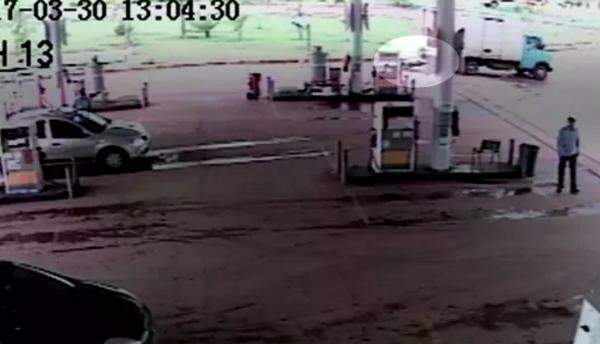 VÍDEO: caminhão passa por cima de mulher em posto de gasolina