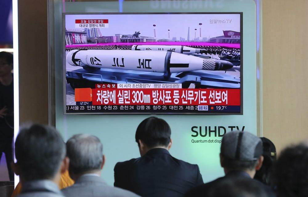 Pyongyang exibe possível novo míssil de longo alcance em desfile militar
