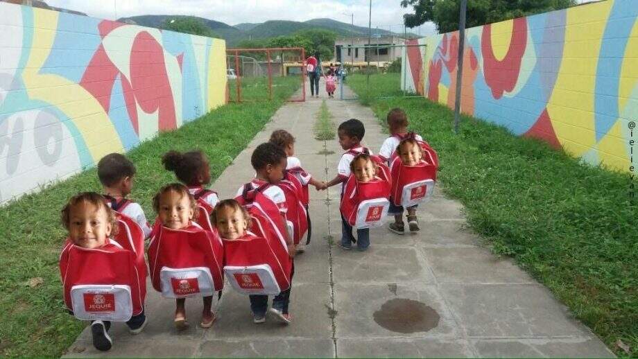 A internet não perdoou o caso das crianças com mochilas gigantes em Jequié, na Bahia