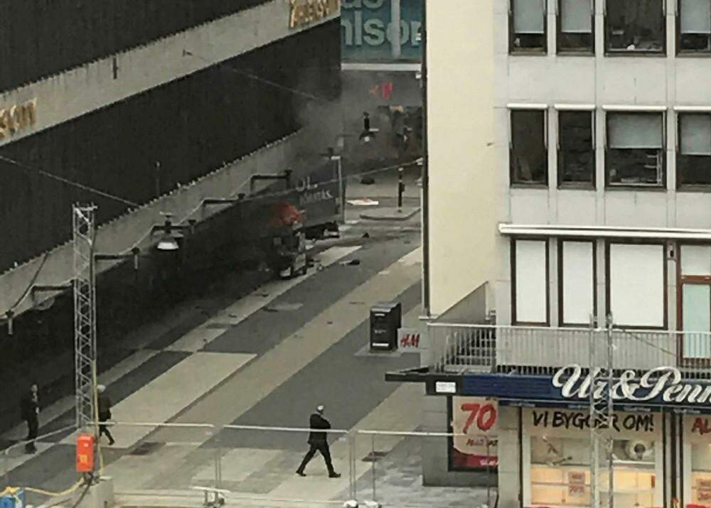 Caminhão atropela multidão em Estocolmo e deixa ao menos três mortos