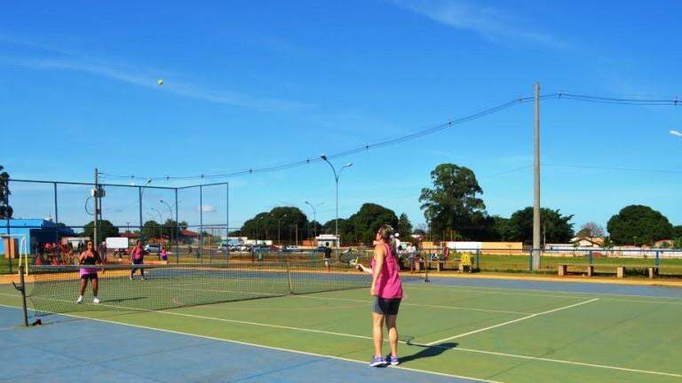 Prefeitura inicia oficina gratuita de tênis no Parque Sóter