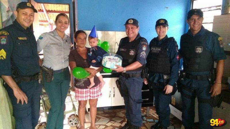 Após apelo no Facebook, avó tem sonho realizado e ganha de policiais festa para o neto