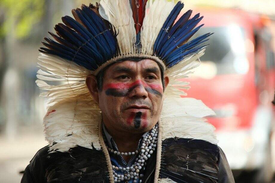 Líder Guarani puxa protestos globais por direitos indígenas em Londres