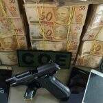 Polícia encontra homem com arma e R$ 321 mil escondidos em sofá no litoral de SP