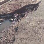 Buracos deixados por obra de drenagem inacabada irritam moradores