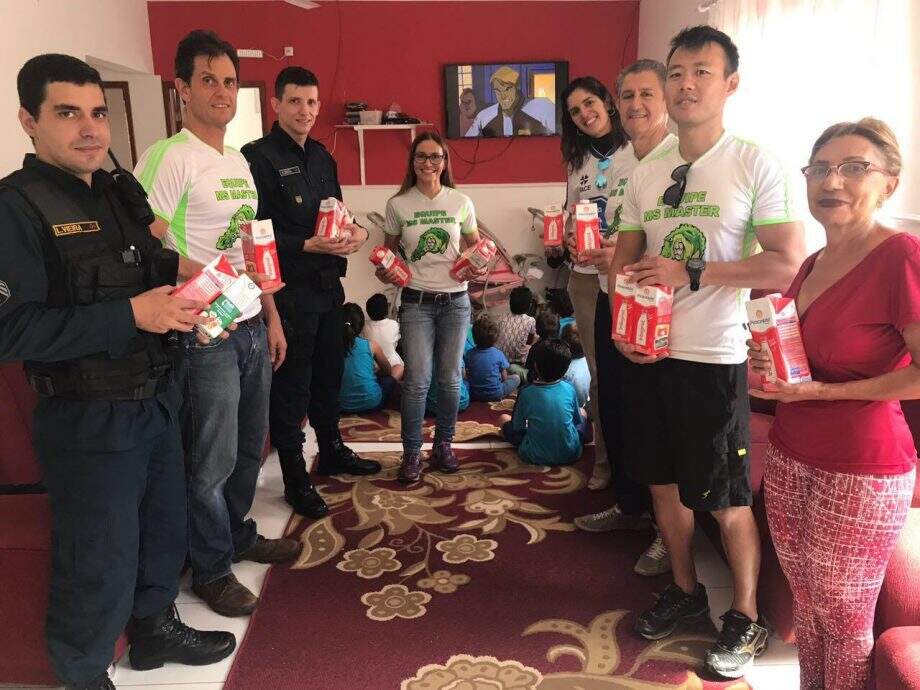 Atletas da ANMMS entregam ao lar Vovó Miloca 100l de leite doados em torneio
