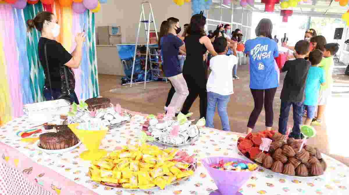 Paroquianos prepararam brincadeiras e danças para um Dia das Crianças animado.