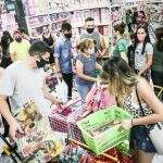 Pais gastam mais e levam crianças para escolher presente de última hora em Campo Grande