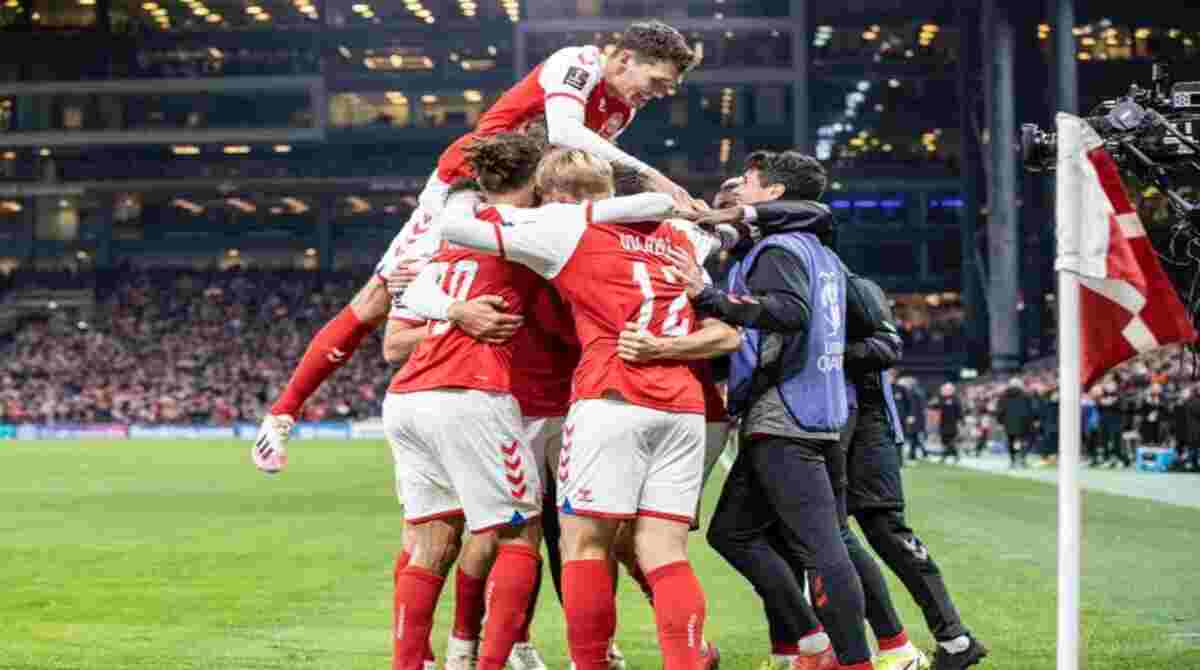 Jogadores da seleção dinamarquesa comemoram gol contra a Áustria