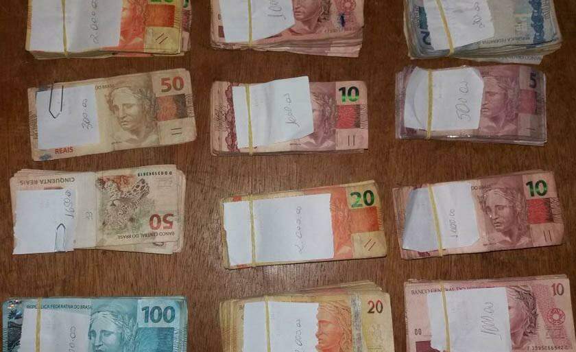Polícia recupera parte de dinheiro roubado em posto de combustível por trio