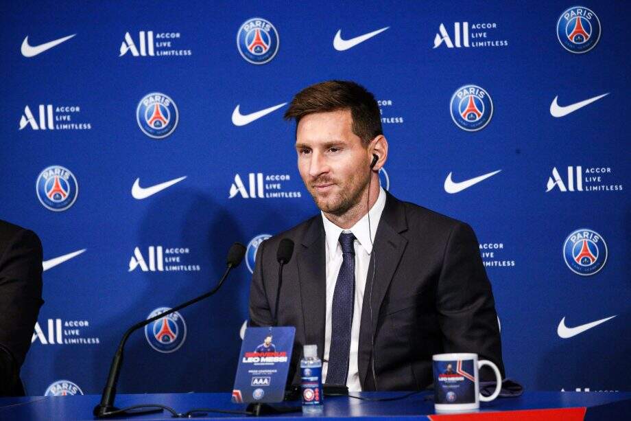 ‘Estou no lugar certo para continuar ganhando’, diz Messi, em apresentação no PSG