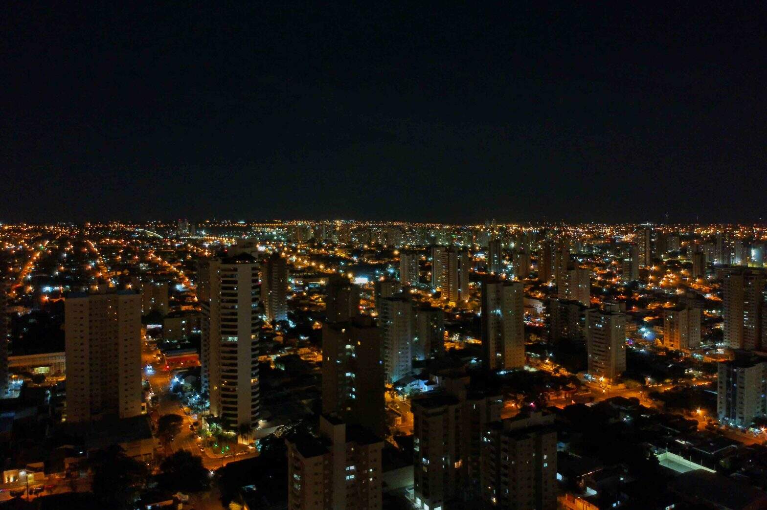 Imagem aérea noturna mostra Capital iluminada