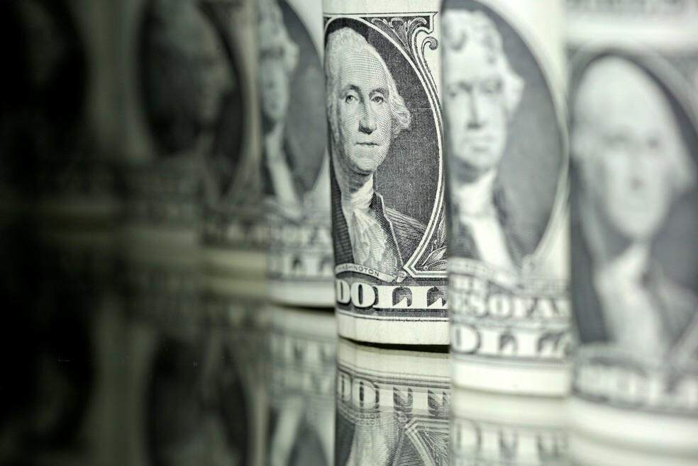 Dólar aproxima-se de R$ 5,70 e fecha no maior nível em cinco meses