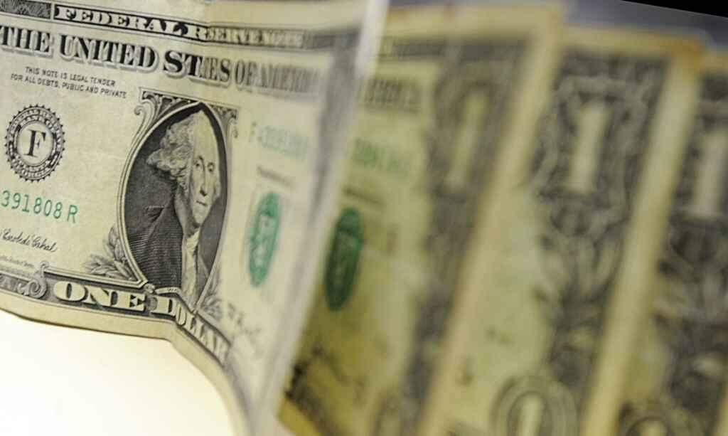 Dólar encosta em R$ 5,80 e fecha no maior valor em 10 meses