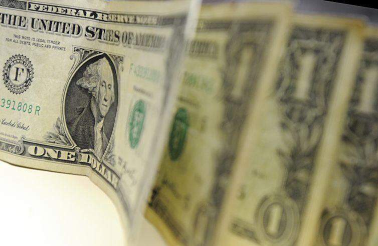 Dólar supera R$ 4 com tensões políticas entre Executivo e Legislativo
