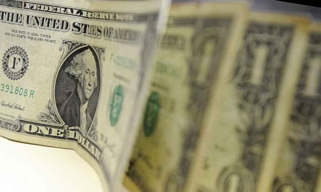 Dólar se fortalece ante rivais, com payroll apontando para recuperação nos EUA