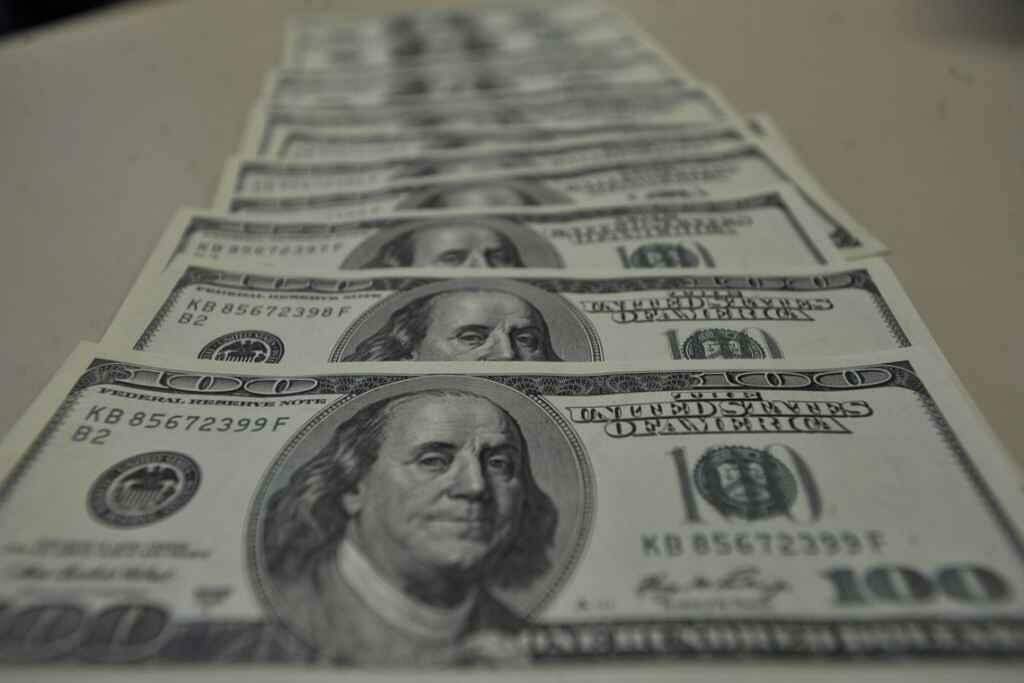 Dólar começa junho em alta e vai a R$ 5,38 com política e saída de recursos