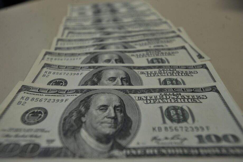 Dólar opera instável e abre sexta-feira sendo negociado a R$ 4,15